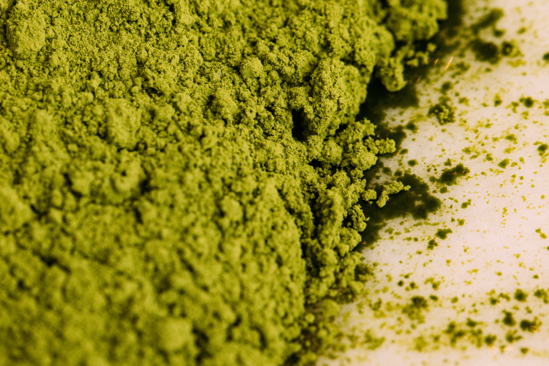 Matcha Powder – Abundant in Flavonoids, Including EGCG, Powerful Antioxidants that Shield Cells from Harmful Stressors. Its Low Caffeine Content Supports Brain Functions like Memory, Mental Clarity, and Focus.